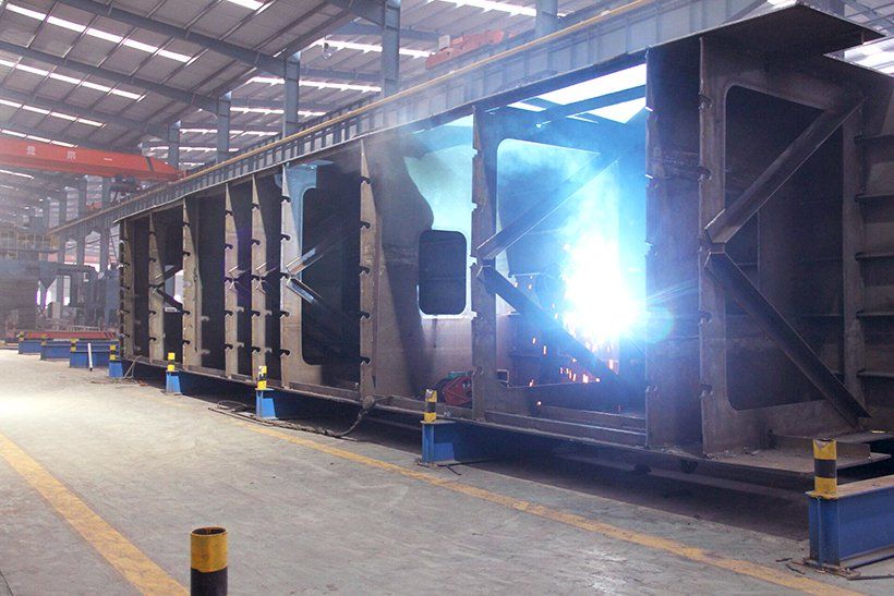 Estructura de acero y superestructura metálica en construcción de obra civil